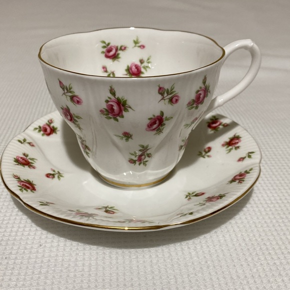 3 sets Vintage Royal Albert Bone China England, Rosalie pattern Tea Cup & Saucer - Picture 4 of 10